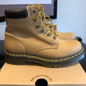 100% AUTHENTIC DR MARTENS Brand New In Box
Style 939 TAN BRUN CLAIR US5 EU36 UK3